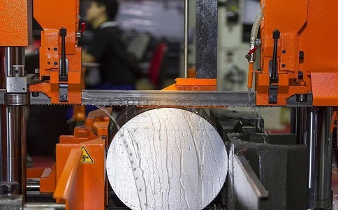 汪场镇立式金属带锯床切削出现跑带故障解决方法！